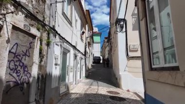 Portekiz kıyıları sıcak tonlar ve cephelerle yürür