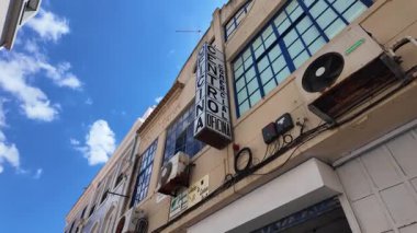 Sesimbra 'da okyanus ve insanlarla otantik yürüyüş