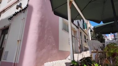 Portekiz 'de mavi su ve renkli binalar