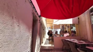 Portekiz sokak yürüyüşü balıkçı kasabası cazibesi ve denizle