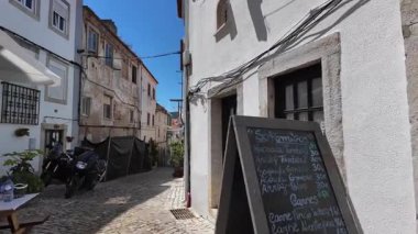 Portekiz 'in Sesimbra kasabasında yürüyüş yolu. Deniz esintisi ve klasik evlerle.