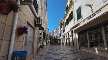 Portekiz geleneksel kasabası, parlak cepheleri ve arka planında deniz var.