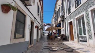 Sesimbra Portekiz 'in güneşli sokaklarında derin mavi deniz