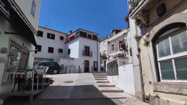 Portekiz 'de okyanus yakınlarındaki otantik Avrupa caddesi