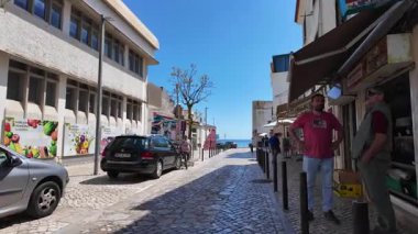 Susimbra 'da güneşli bir cadde, hayat ve okyanus.