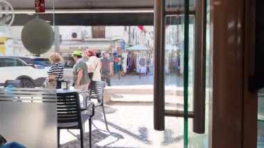 Deniz manzaralı Portekiz sahil kasabasında dolaşmak