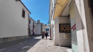 Sesimbra Portekiz 'de manzaralı otantik sokak yürüyüşü