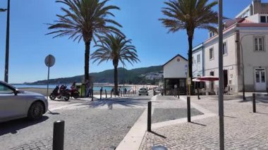 Mavi gökyüzü ve Portekiz 'de kıyıya yakın renkli evler