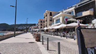 Sesimbra 'da evleri ve yaşam tarzı olan kıyı yolu