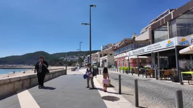 Sesimbra Portekiz 'de parlak duvarları ve okyanusu olan yerel bir cazibe.