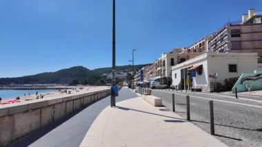 Kıyı manzaralı güneşli Portekiz yürüyüşü