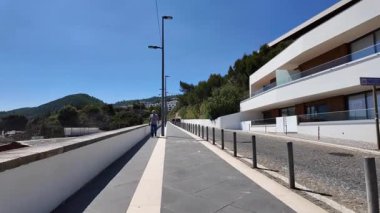 Sesimbra Portekiz 'de parlak cepheleri ve sularıyla yerel hayat