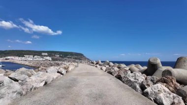 Portekiz 'de mavi deniz ve renkli binalarla yürümek