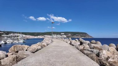 Kıyı Portekiz sokak sahnesi evler, gökyüzü ve su