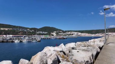 Scenic Sesimbra Portekiz 'de canlı renkler ve kıyı manzaralarıyla yürüyor