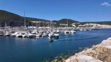 Sesimbra Portekiz 'de sakin sokaklar, deniz ve pastel duvarlarla seyahat edin.