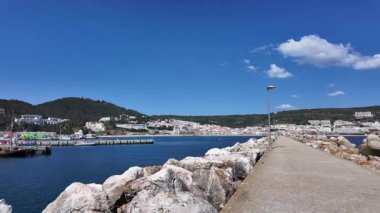 Portekiz sahil kenti Susimbra 'nın arkasında dar yollar ve okyanuslar var.