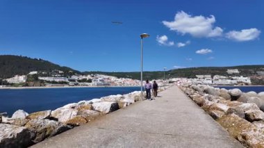 Sesimbra Portekiz sokakları deniz manzaralı ve otantik günlük yaşamla