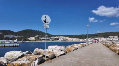 Portekiz sahil kenti Susimbra 'yı geziyor. Renkli evleri ve okyanus manzarası var.