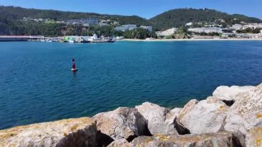 Portekiz Sesimbra yürüyüşü şehir cazibesi, renkler, okyanus esintisi ve mimariyle