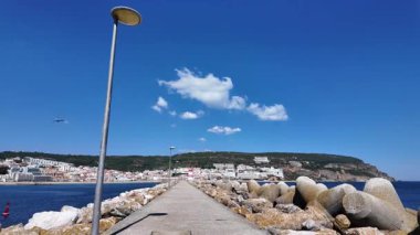 POV Sesimbra Portekiz 'de cepheyle, denizle ve sokak hayatıyla yürüyor