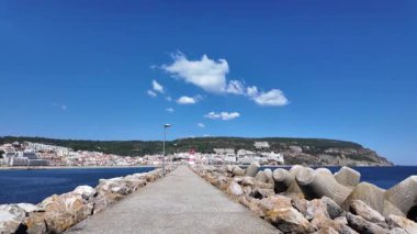 Sesimbra Portekiz kıyı kasabasında canlı duvarları, insanları ve deniz havası ile geziniyor.