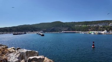 Eski şehirde yürüyorum Sesimbra Portekiz ile Mavi okyanus, yerli halk, renkler ve cazibe