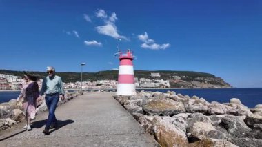 Sesimbra 'da canlı evler, okyanus ve tarihi mimari ile kıyı Portekiz gezisi