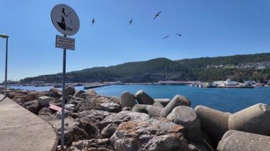 Sesimbra Portekiz 'de rahat sokakları, okyanus manzarası, renkli evleri ve Avrupa sokak hayatıyla yürümek