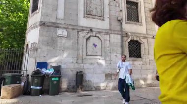 Lizbon, Avrupa 'da POV turist sokağının dar sokaklarında yürüyor