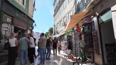 Lizbon dar geçidinde yürüyen POV Portekiz 'de eski Avrupa seyahati