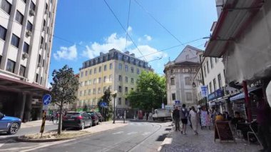 Lizbon sokaklarında yürü POV Dar sokak eski kasaba cazibesi