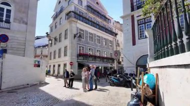 Şehir turu sahnesi Lizbon dar sokak yürüyüşü POV eski Portekiz