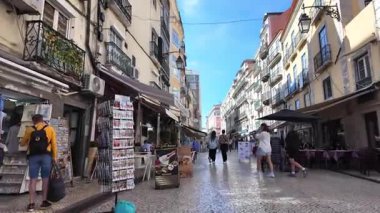 Lizbon Portekiz POV sokağı dar şehir caddesi Avrupa seyahati