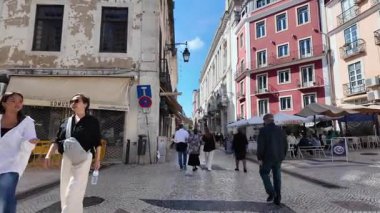 Dar sokak Lizbon Portekiz POV Avrupa mimari atmosferi