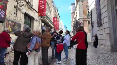 Lizbon 'daki eski şehir sokağı POV dar sokak gezisi Portekiz