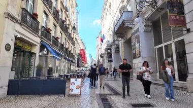 Lizbon sokaklarında yürüyen POV tarihi Avrupa caddesini daraltıyor