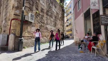 Portekiz seyehat sahnesi. Lizbon 'da yürüyüş.