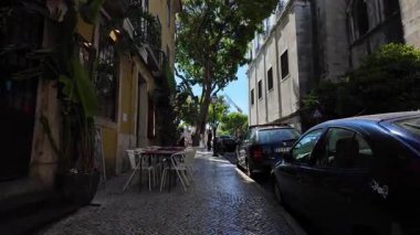 POV Lizbon dar kaldırımlı sokak Portekiz şehir gezisi