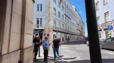 Eski Avrupa caddesinde Lizbon POV turizm şehri manzarası yürüyor