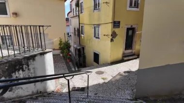 Eski Lizbon sokağı POV 'u Avrupa' nın dar sokaklarında yürüyor.