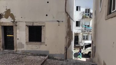 Lizbon kentsel cazibe POV Avrupa 'nın dar kaldırım taşı yolunda yürüyor