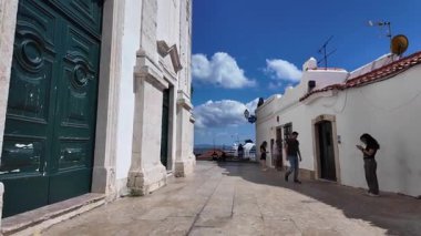 Avrupa POV Lizbon yürüyüşü kaldırımlı tarihi cadde manzarası dar