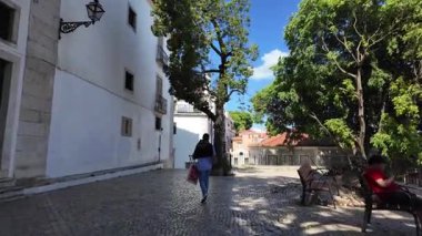 Avrupa seyahati Lizbon POV eski sokak yürüyüşü dar sokak cazibesi