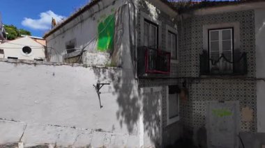 Dar Lizbon yürüyüşü POV şehri sahnesi Eski Avrupa yolu