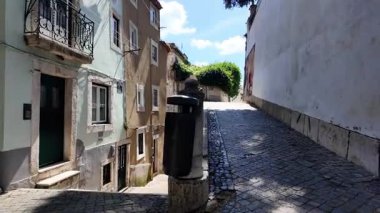 Lizbon turist geçidi POV Dar Sokak Avrupa cazibesi