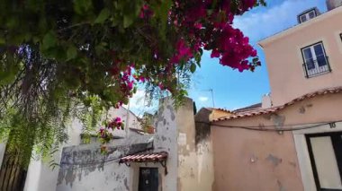 Lizbon 'daki tarihi ara sokak yürüyüşü POV dar seyahat Portekiz turizmi