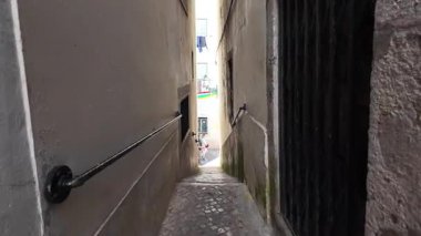 Şehir merkezi Lizbon 'da yürüyor Portekiz eski dar sokak manzarası