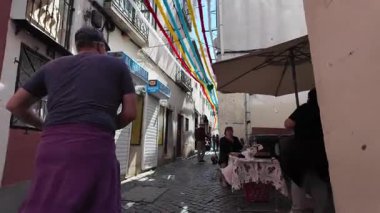 Avrupa yürüyüşü Lizbon dar sokağı eski şehir turizmi manzarası