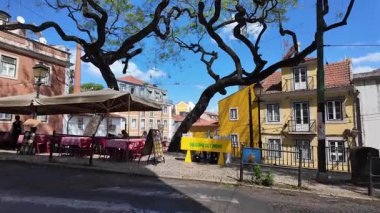 Lizbon 'da POV yürüyüşü Portekiz' in dar kaldırım taşı caddesi Avrupa seyahati